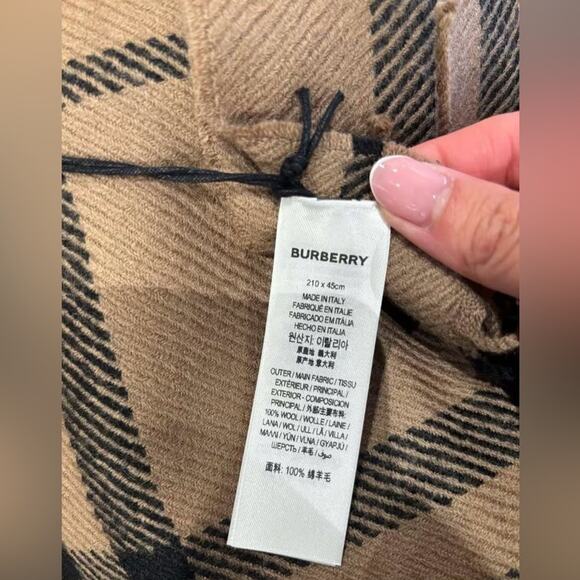 Burberry Camel Black Check Scarf 210x45cm NWT - Picture 4 of 4